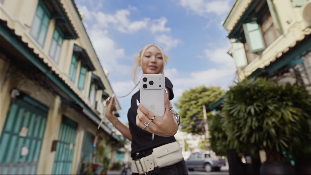 Apple “Group Selfies with iPhone 17 Pro”